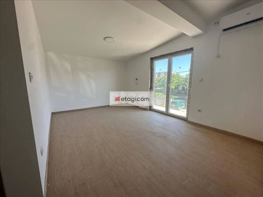 Izdaje se poslovni prostor sa dva stana i magacins