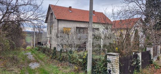 Kuca sa placem na prodaju