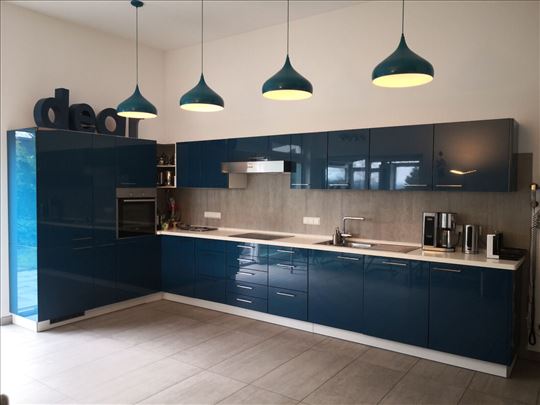 Kuhinja Nolte v petrolej modri barvi. 2,20 x 4,50 