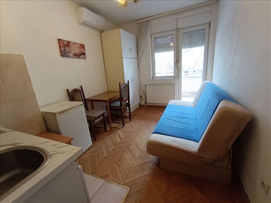 Manja garsonjera na Grbavici