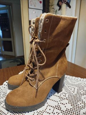 Nove čizme br 39 udobne i tople 
