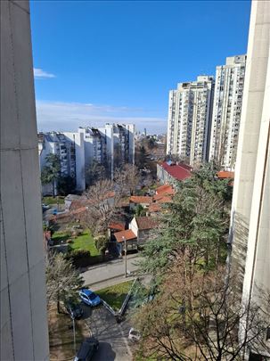 Odmah useljiv uknjizen stan 