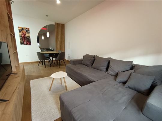 Prelep dvosoban stan na Detelinari