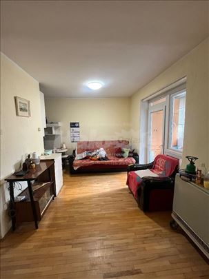 Prodajem stan u Zaplanjskoj 72