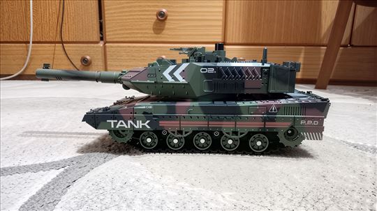 RC tenk ispaljuje kuglice