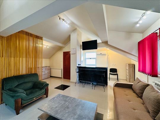 Stan sa dvorištem i parking mestom na Kalvariji