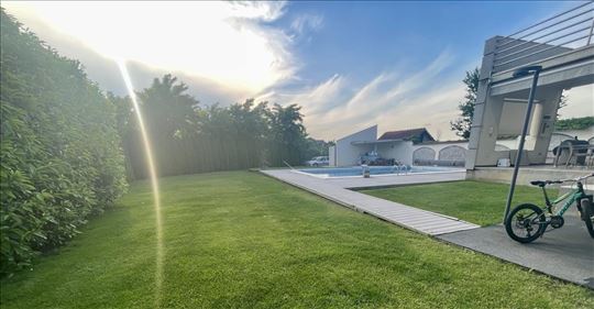 Stari Banovci, lux kuća sa bazenom, ID 25292