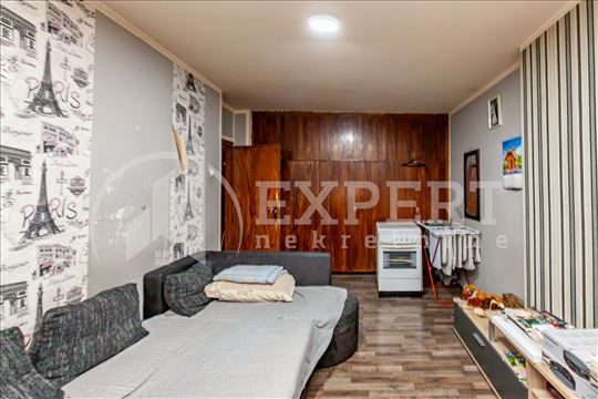 Dvosoban stan 64m2, kod Pravnog fakulteta