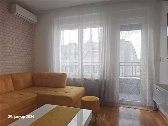 Izdaje se dvoiposoban stan  sa garažom u centru 