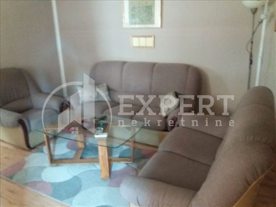 Izdaje se stan u kući u Voždovoj ulici