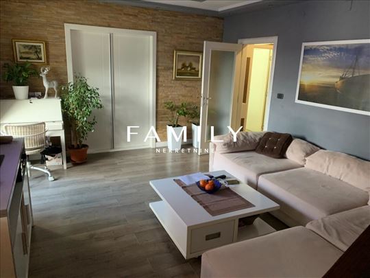 Na prodaju kvalitetan duplex stan, dvorišno orijen