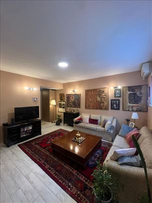 Prelep stan na najlepsoj lokaciji na Karaburmi