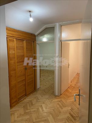 Trosoban stan na prodaju, 4 juli 33,