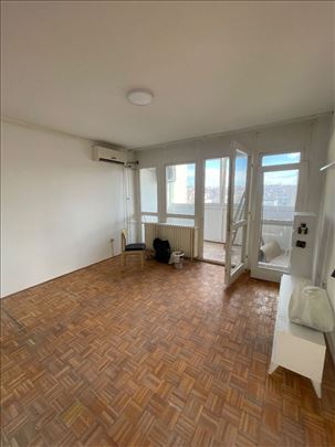 Uknjizen 2.0,izuzetno svetao stan 