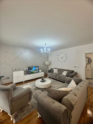 Centar nov 2.5 namešten, parking