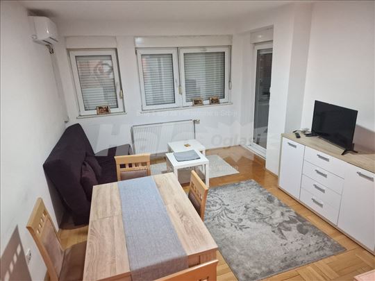 Izdaje se dvosoban stan kod Filozofskog fakulteta