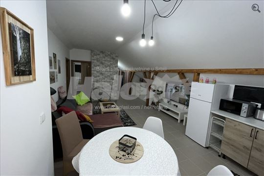 Izdajem lep dvoiposoban stan 70m2