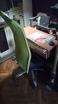 Компјутерски сто и фотеља 