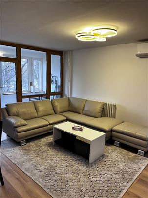 Luksuzno renoviran trosoban stan u Bloku 22