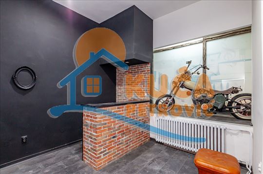 Poslovni  prostor - višenamenski  lokal, centar, 4