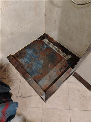 Zidana tuš kada. Kupanje sutra.