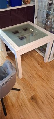Beli sto sa staklom 