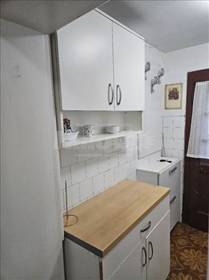 Izdajem namesten stan u mirnom delu Zemuna