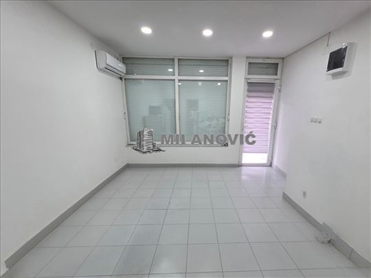 Lokal u centru sa parking mestom