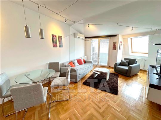 Opremljen, trosoban stan u novoj zgradi 