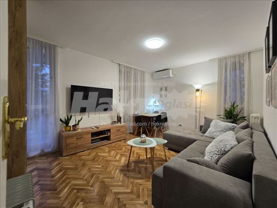 Dvosoban, namešten stan na izuzetnoj lokaciji