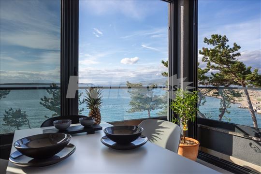 dvosoban stan u novogradnji u prvom redu do mora