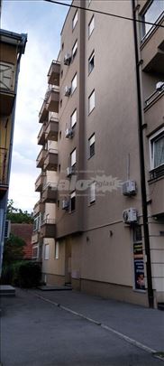 Izdajem dvosoban namesten useljiv stan u Borci