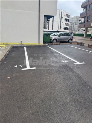 Izdajem parking mesto u ul. Radoja Domanovica