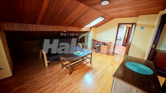 Izdajem potkrovlje kuće đacima ili studentima.