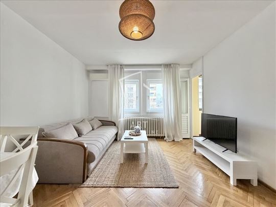 Izuzetan stan, namešten, odlična lokacija ID#13837