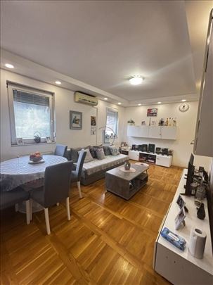 Kneževac, 17. oktobra, 42m2