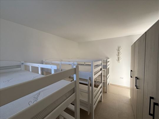 Nov smeštaj, 54 ležaja, blizina autoputa, Surčina