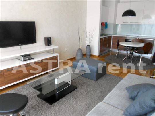 Novija zgrada, namešten 3.0 stan