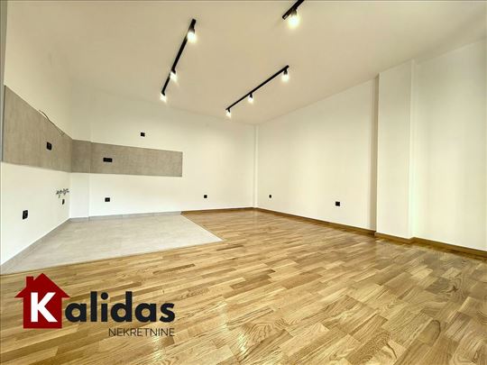 Novo naselje, kompletno renoviran, odličan!