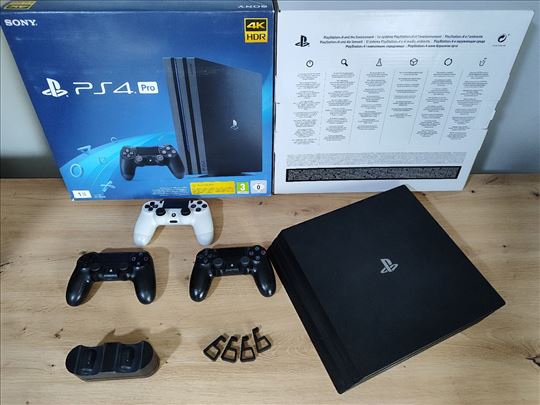 PS4 Pro, 3 džojstika, 8 igrice