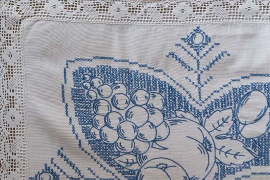 Ručno vezeni nadstolnjak star preko 100 godina 