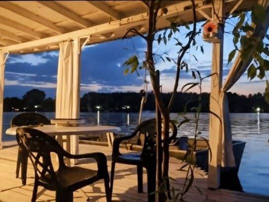 Spoj prirode i hedonizma, splav sa kućom na Makišu