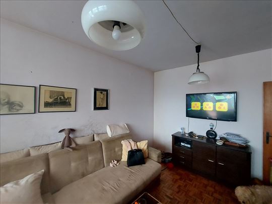 Stan za renoviranje u soliteru-hotela Kragujevac