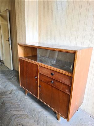 Stara vitrina u dobrom stanju