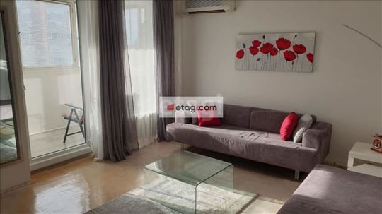 Svetao dvosoban stan 55 m², mirna lokacija – Blok