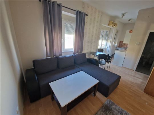 Centar 1.5 namešten 1/3 parking