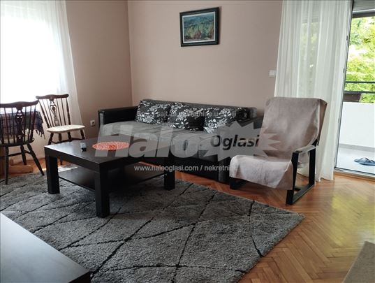 Izdaje se lep i funkcionalan stan u mirnom kraju R