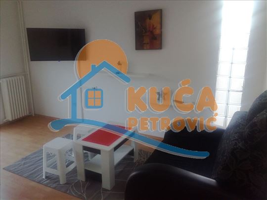 Izdaje se odličan dvosoban stan u strogom centru N