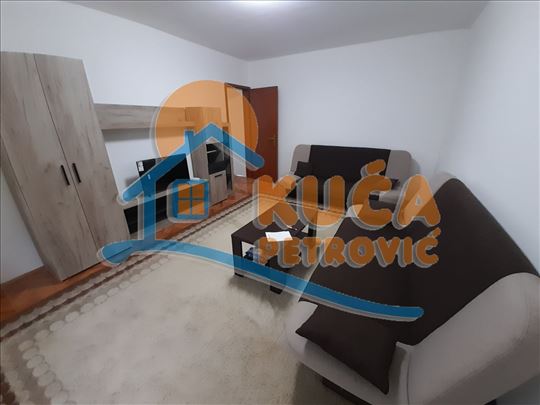 Izdaje se stan u blizini Trošarinske pijace, 54m2,