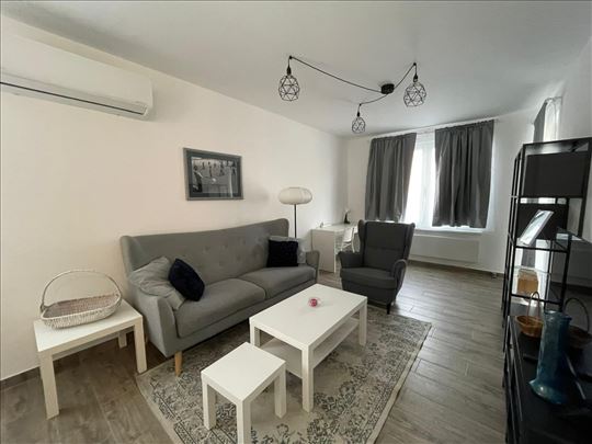 Izdavanje, moderan stan sa dvorištem i parkingom